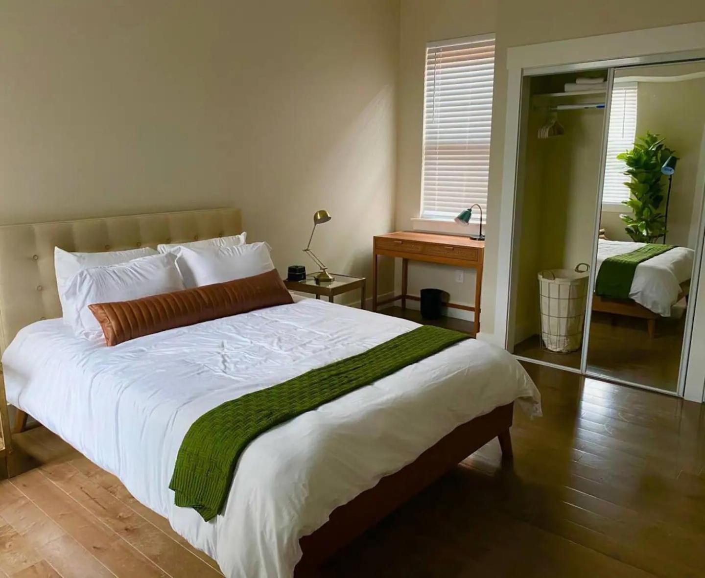 Downtown, Contemporary, 2 Bedroom, Roof Terrace! 4b